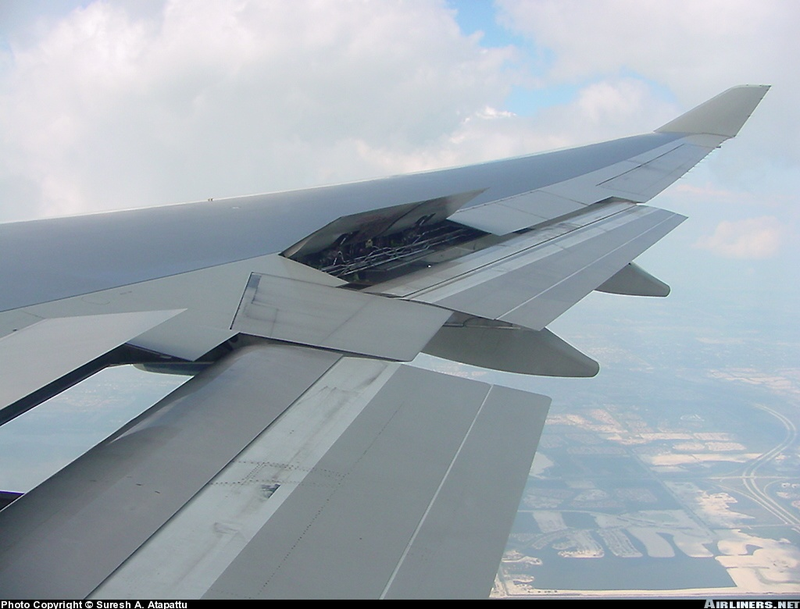 Spoilers de un 747-400 parcialmente desplegados
